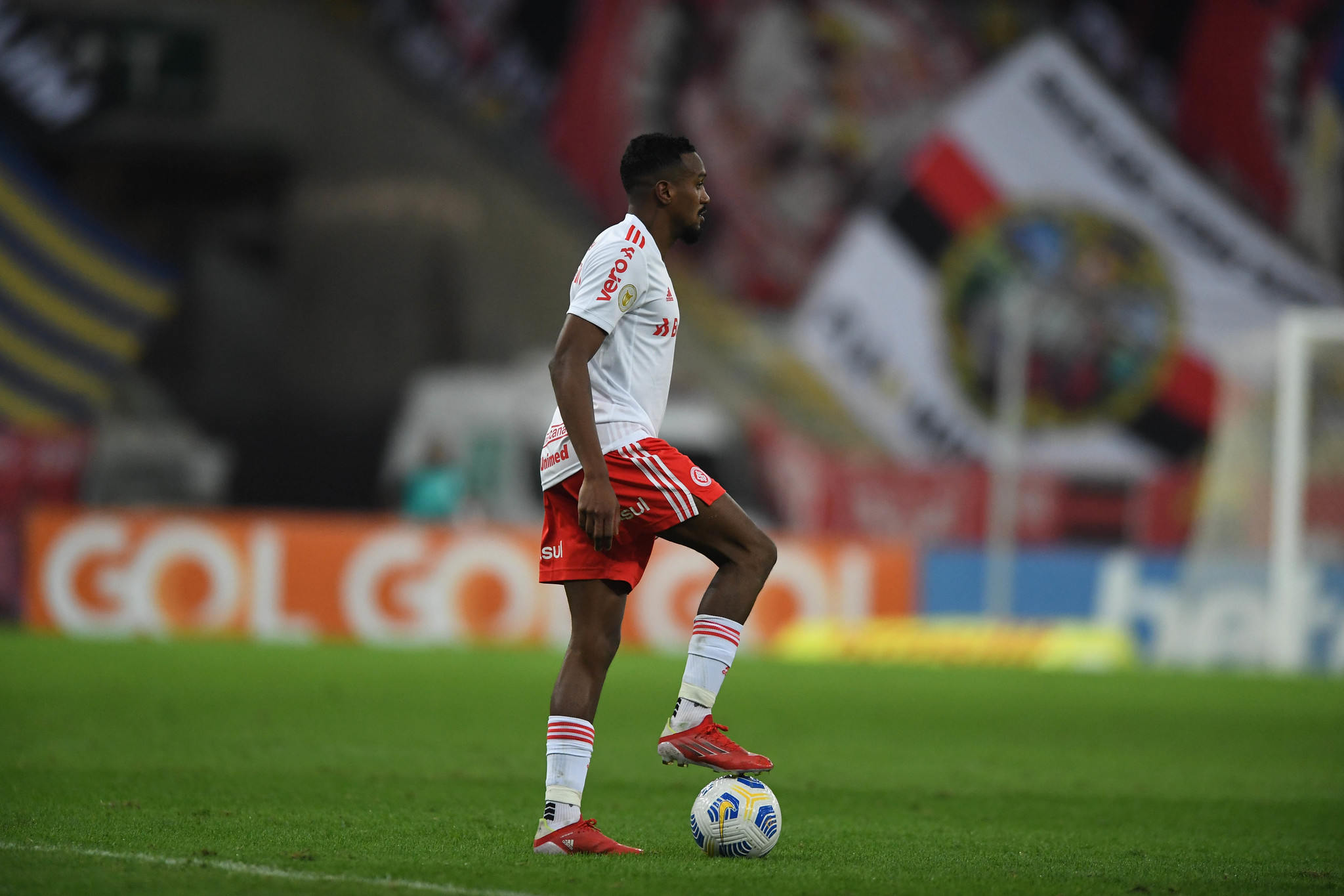 Edenilson com a camisa do Inter no Brasileirão