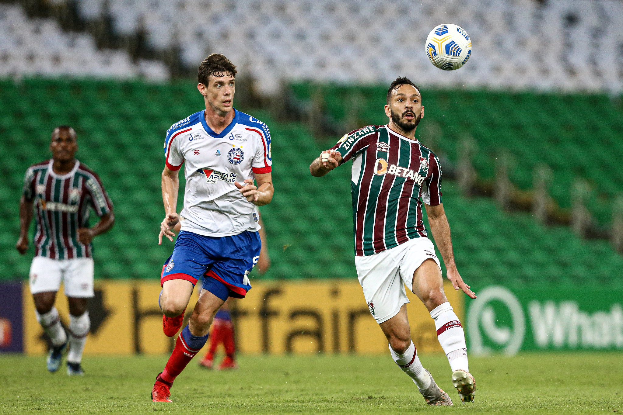 Yago Felipe disputa a bola no alto contra marcação do Bahia