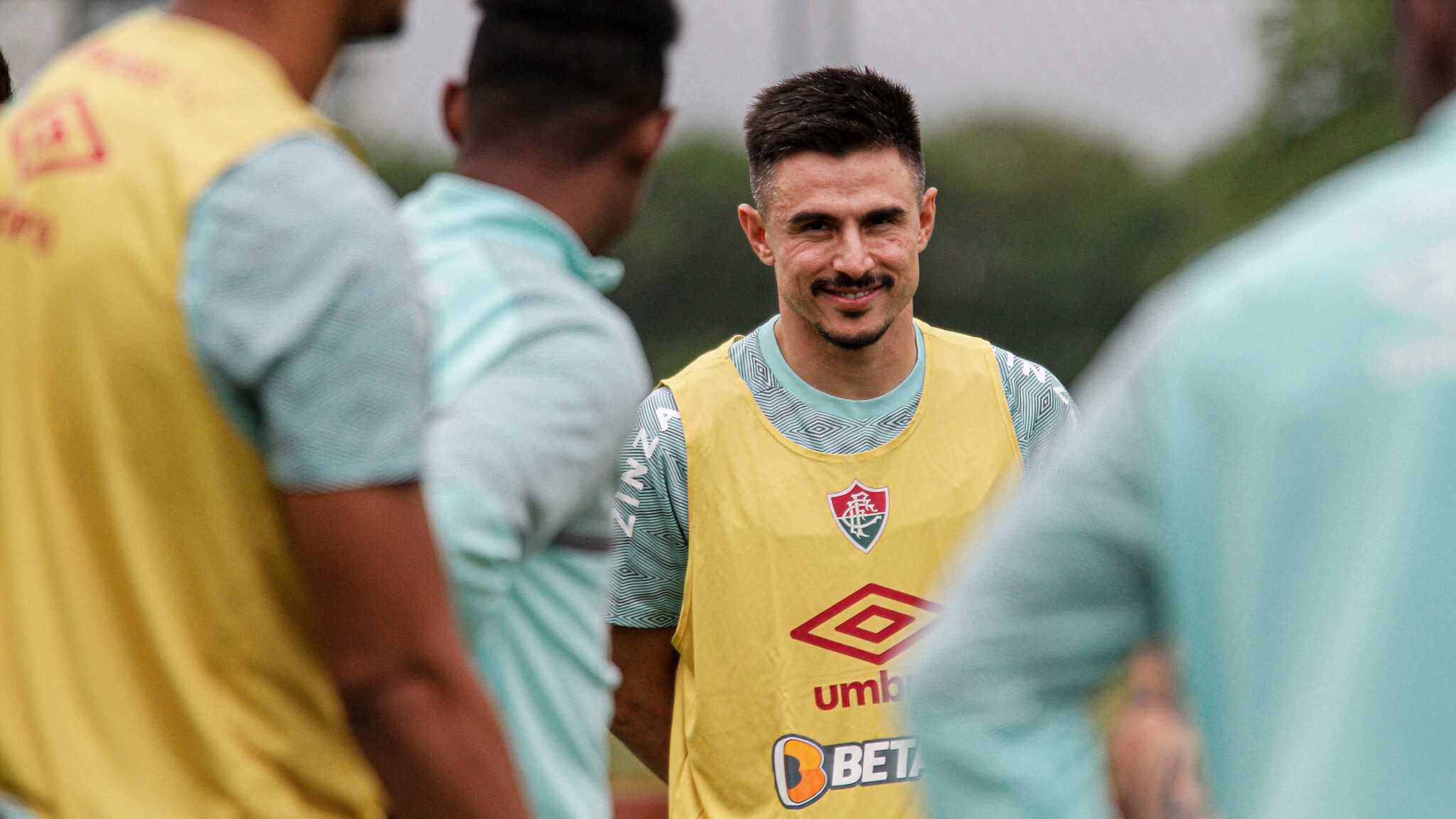 Willian Bigode se apresentou ao Fluminense nesta segunda e começou os treinamentos
