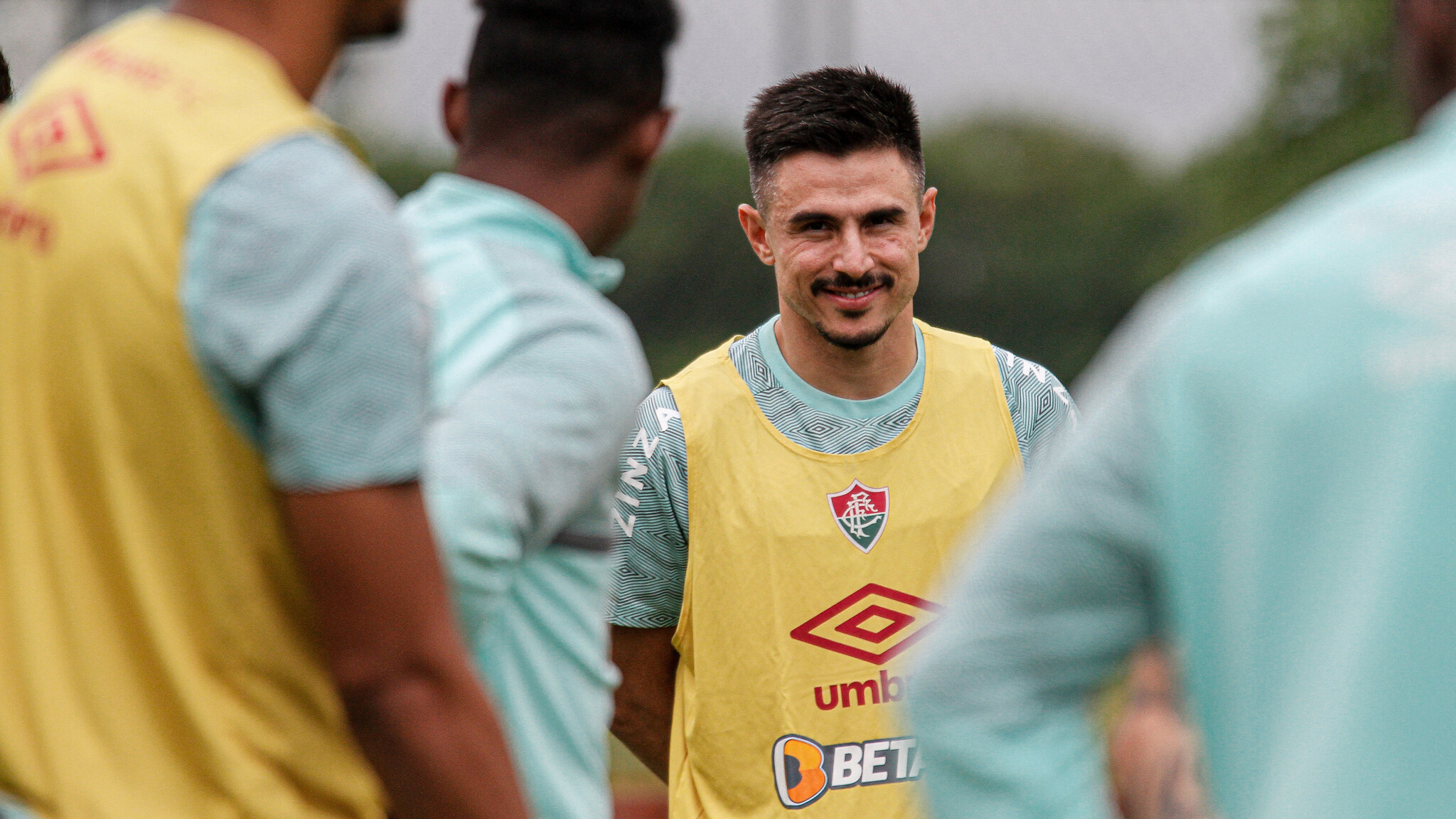 Willian Bigode se apresentou ao Fluminense nesta segunda e começou os treinamentos