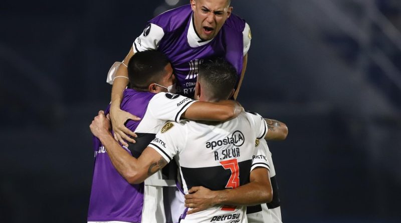 Jogadores do Olímpia comemoram classificação contra o Cesar Vallejo