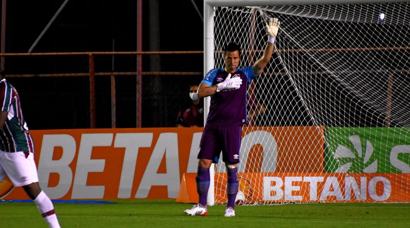 Fábio comemorando a recepção da torcida Tricolor que cantava seu nome no Estádio