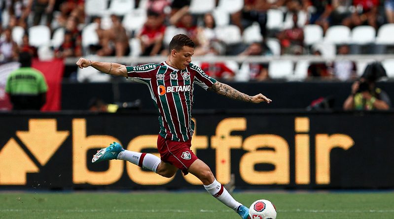 Calegari entrou no segundo tempo do último Fla-Flu no lugar de Samuel Xavier