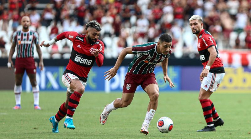 Gabriel Barbosa e André em disputa do primeiro Fla-Flu de 2022