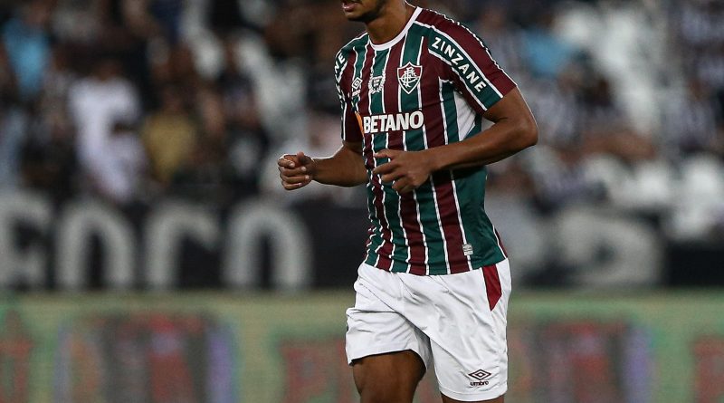 Titular contra o Botafogo, David Braz deixou o gramado mancando no segundo tempo