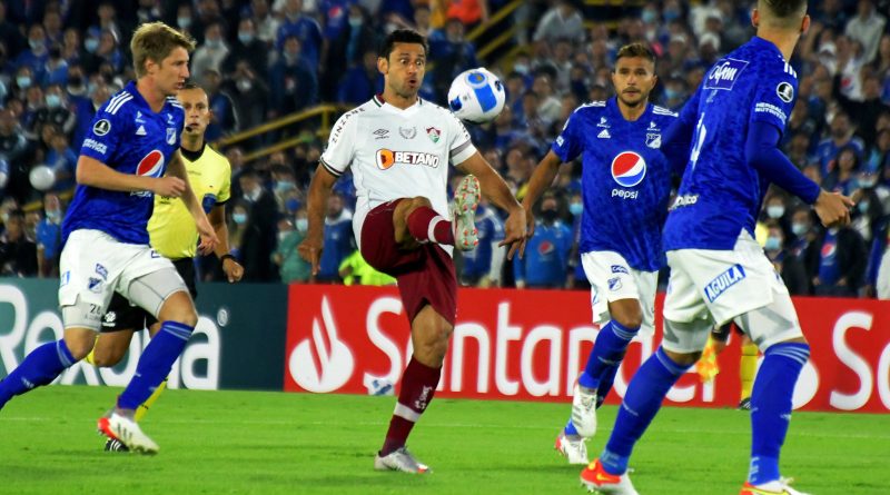 Fred dominando bola na partida contra o Millionarios-COL pela Pré-Libertadores