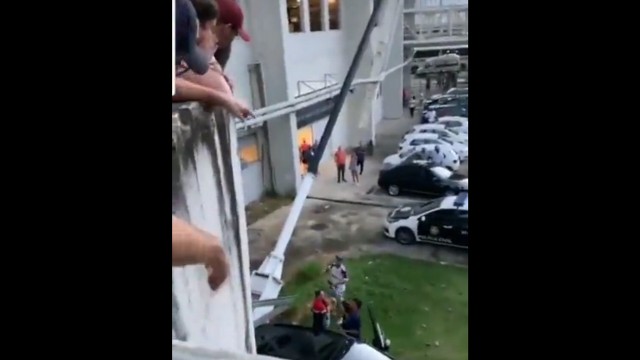 Policial Civil aponta arma para torcedor do Fluminense após o Fla-Flu