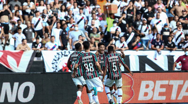 Equipe Tricolor comemorando junto de sua torcida o gol marcado no Nilton Santos