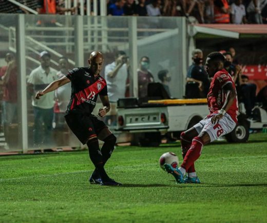 Vila Nova jogando contra o Atlético-GO na semifinal