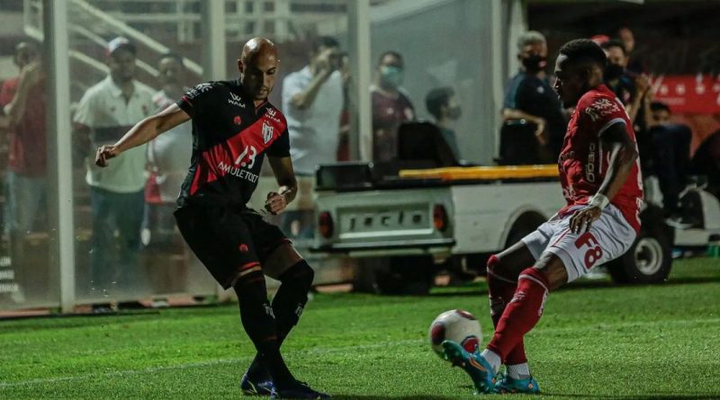 Vila Nova jogando contra o Atlético-GO na semifinal