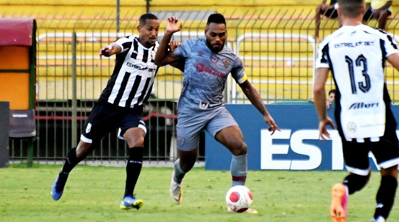 Luccas Claro disputando bola com jogador do Resende