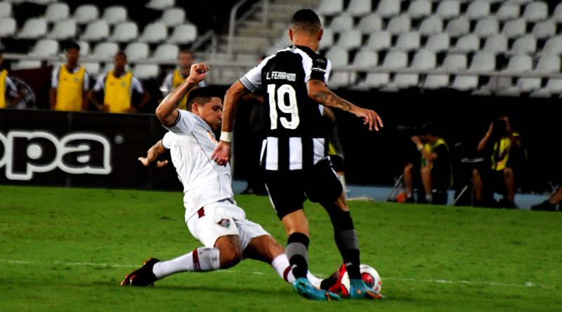 Pineida dando carrinho contra o Botafogo