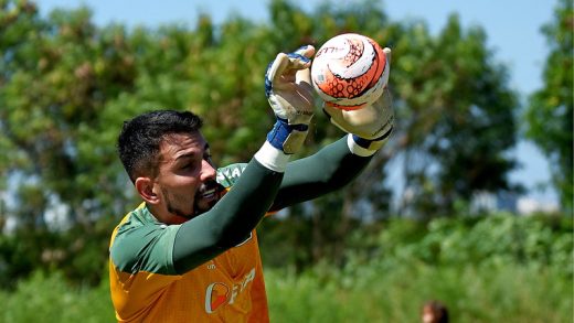 Marcos Felipe agarrando bola no CTCC