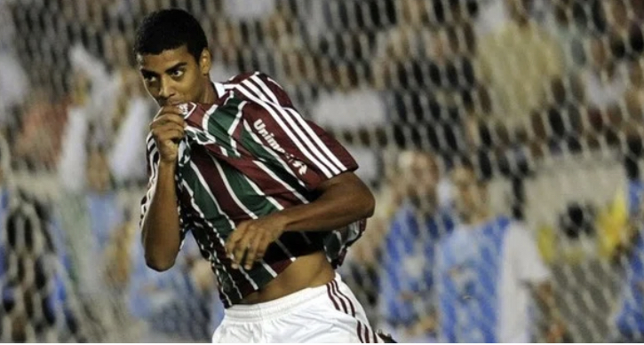 Atacante comemorando um gol pelo Fluminense (Foto: Photocamera)