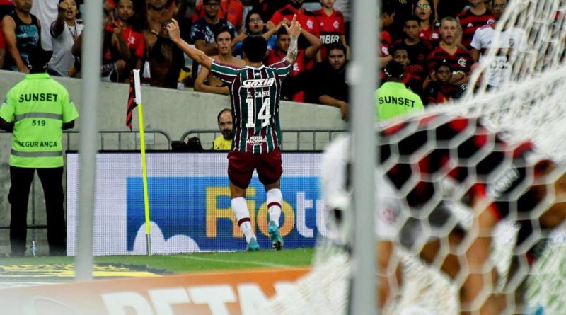 Cano comemorando gol contra o Flamengo