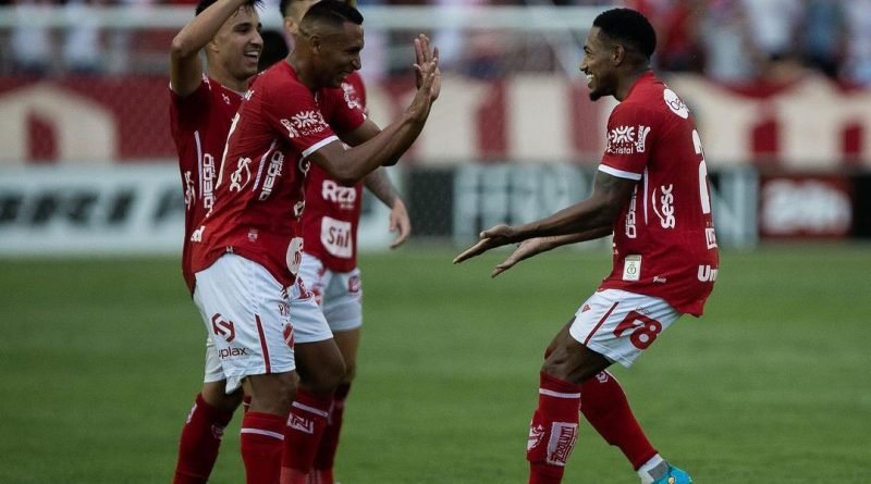 Pablo Dyego comemorando gol pelo Vila Nova