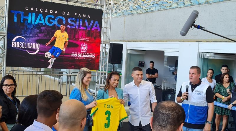 Zagueiro é homenageado no Maracanã(Foto: Marcello Neves/O Globo)