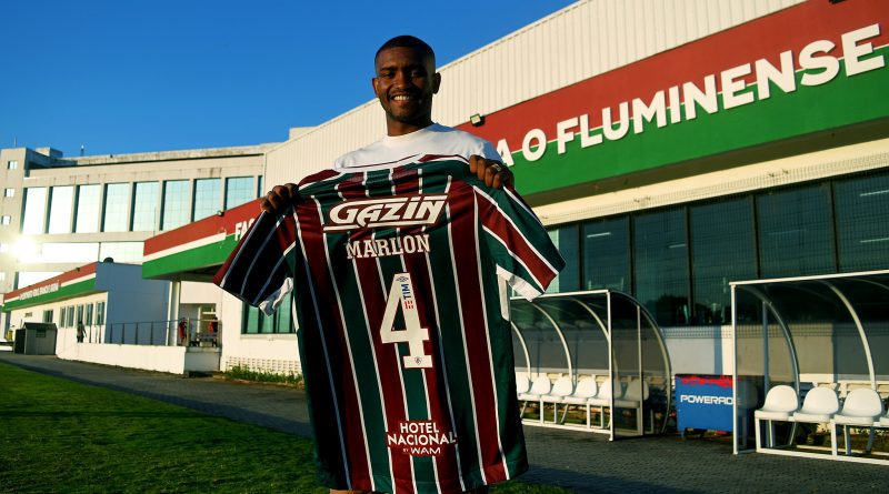 Marlon com camisa do Fluminense