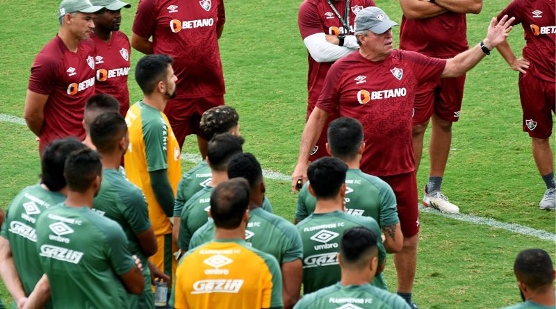 Abel Braga com elenco no treino