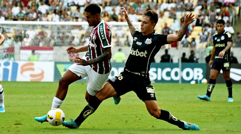 Cris Silva em ação contra o Santos
