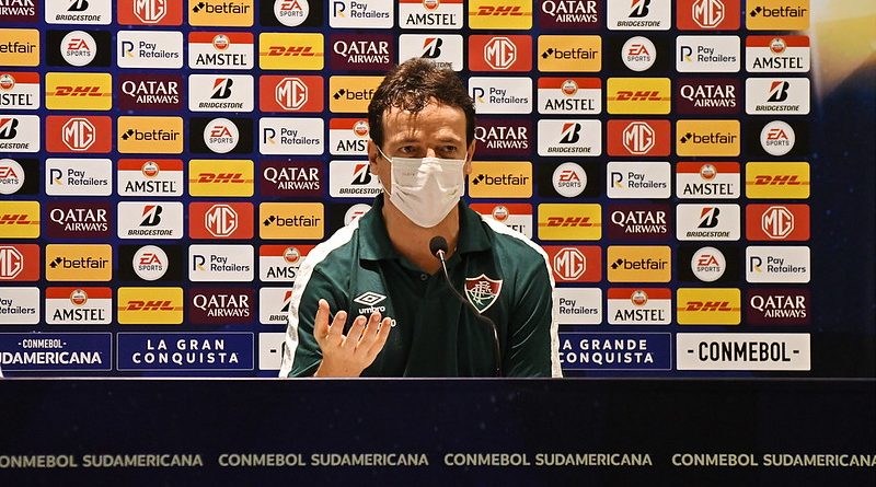 Fernando Diniz em entrevista coletiva após a vitória contra o Junior