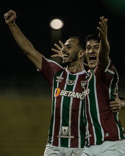 Yago Felipe comemorando gol com Cano