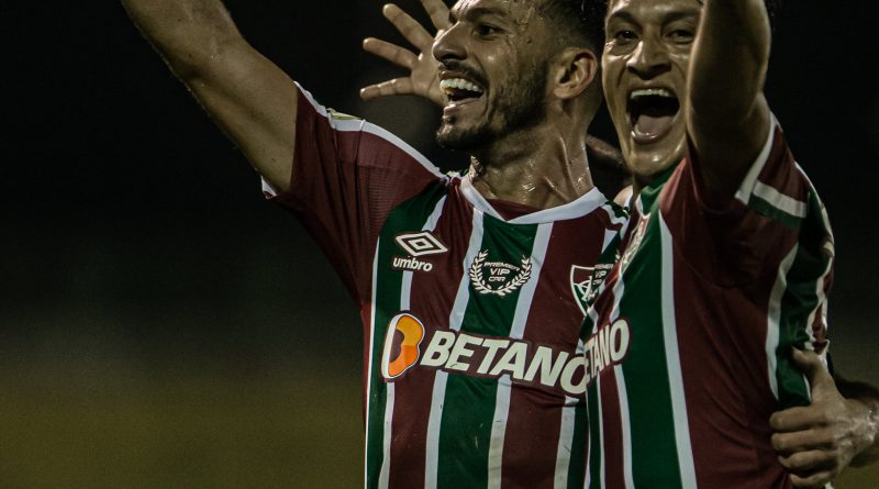 Yago Felipe comemorando gol com Cano