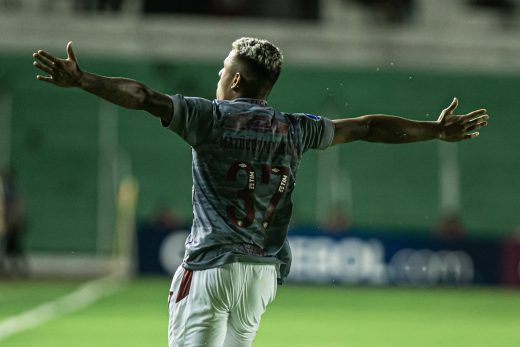 Com três de Matheus Martins, Flu venceu o Oriente Petrolero por 10x1