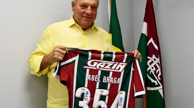 Abel Braga com a camisa comemorativa antes da aposentadoria