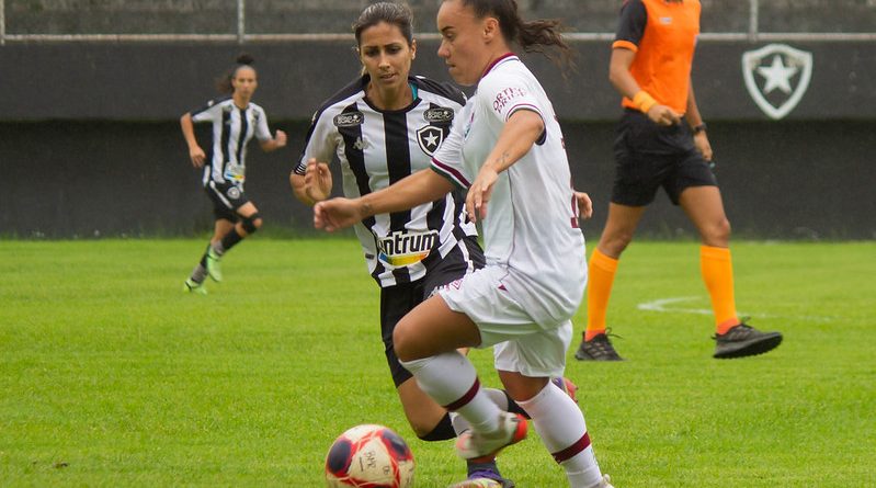 Rivena em ação pelo Fluminense contra o Botafogo