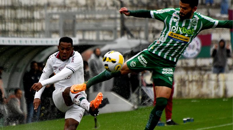 Wellington tentando passe longo na derrota do Fluminense para o Juventude