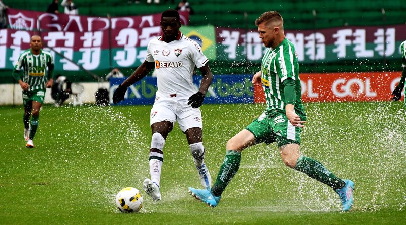 Gramado encharcado no jogo contra o Juventude