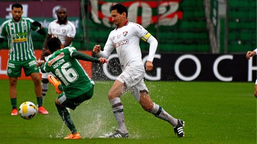 Paulo Henrique Ganso em ação contra o Juventude