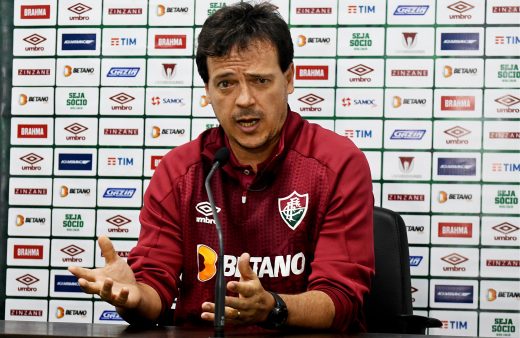 Diniz em coletiva reclamando do gramado contra o Juventude