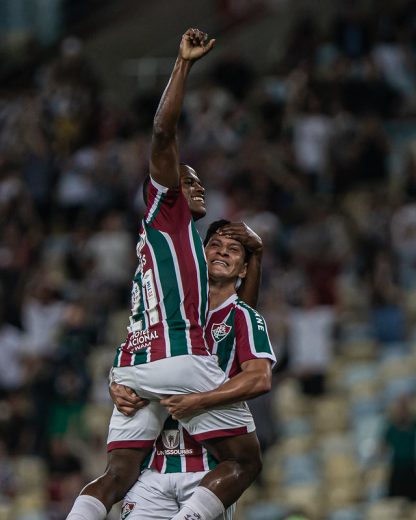 Arias e Cano comemorando gol contra Atlético-MG