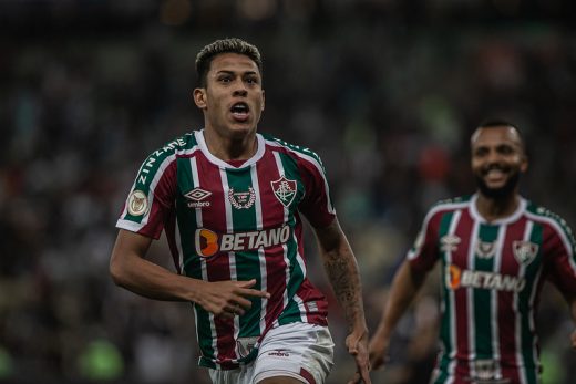 Matheus Martins comemorando gol marcado