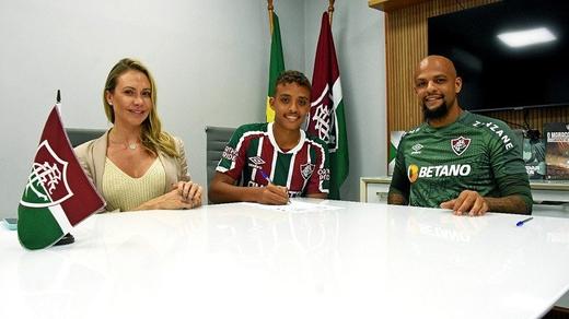 Davi Melo assinando contrato de formação com o Fluminense