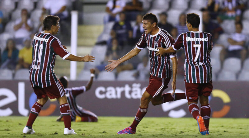 Edson comemorando o gol da vitória do Fluminense sobre o Santos na Vila Belmiro pelo Brasileirão de 2014