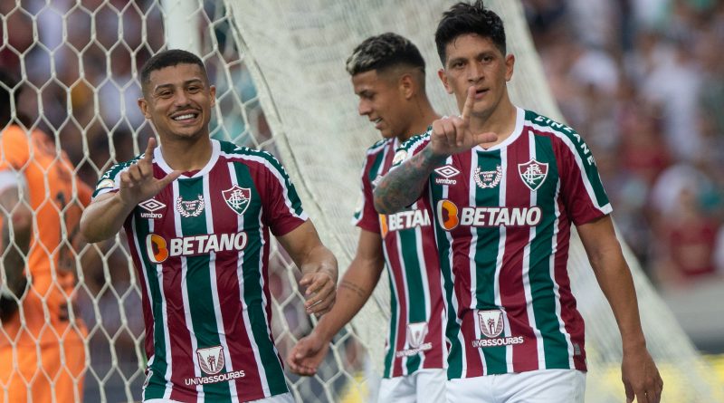 German Cano comemorando um dos gols que o deixa na artilharia do Brasileirão com o tradicional L