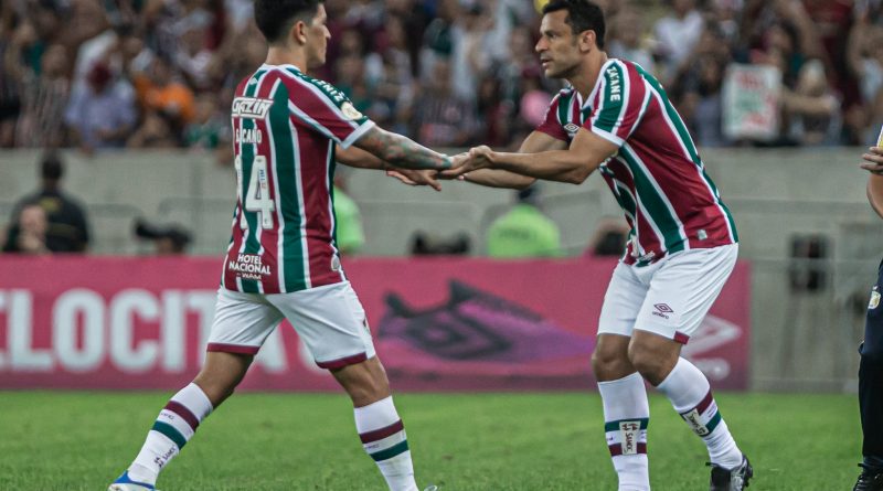 Cano dando lugar a Fred no jogo contra o Corinthians