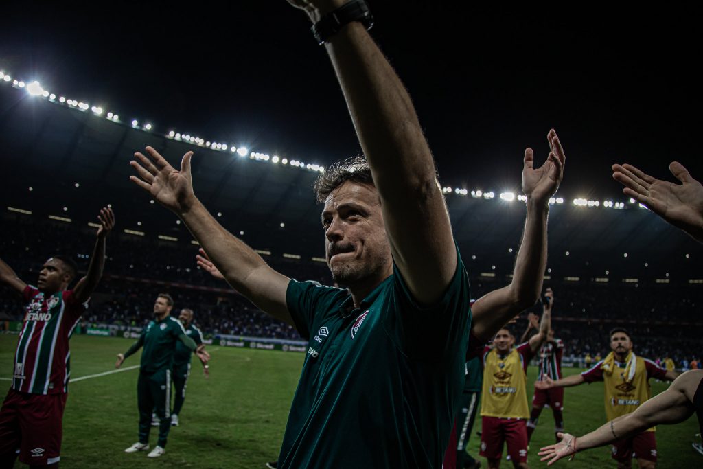 Fernando Diniz saudando a torcida do Fluminense no Mineirão