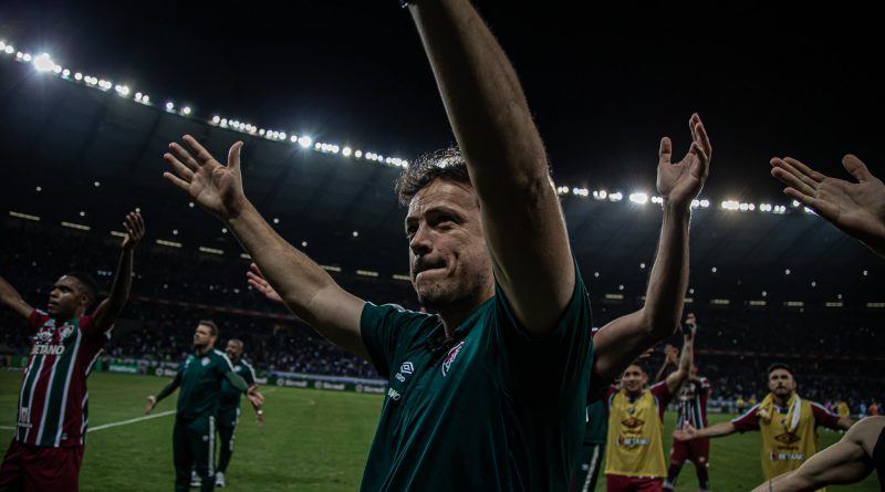 Fernando Diniz saudando a torcida do Fluminense no Mineirão
