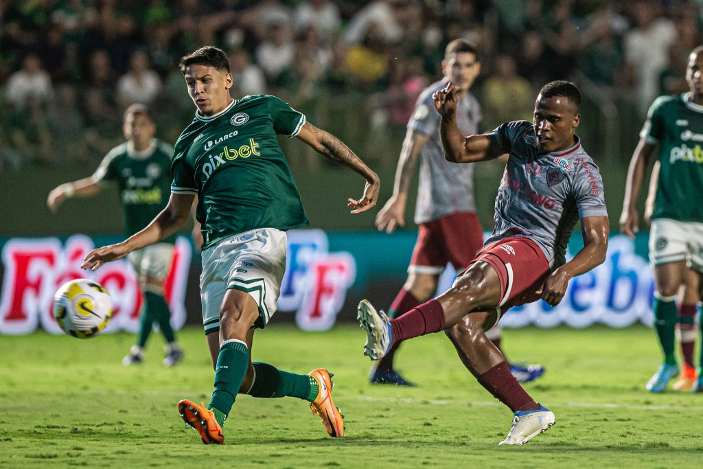 Jhon Arias finaliza para abrir o placar na vitória do Fluminense sobre o Goiás