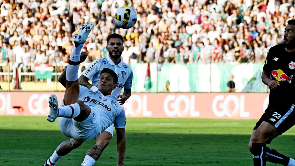 Cano na partida que igualou Victor Buchan na lista de maiores artilheiros estrangeiros da história do Fluminense