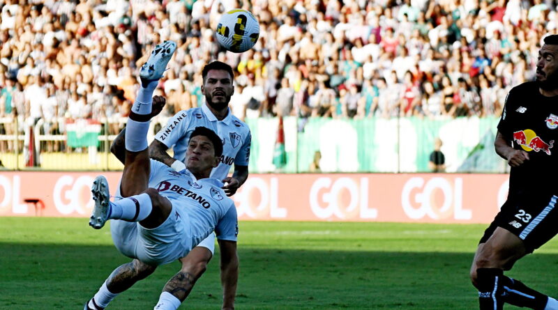 Cano na partida que igualou Victor Buchan na lista de maiores artilheiros estrangeiros da história do Fluminense