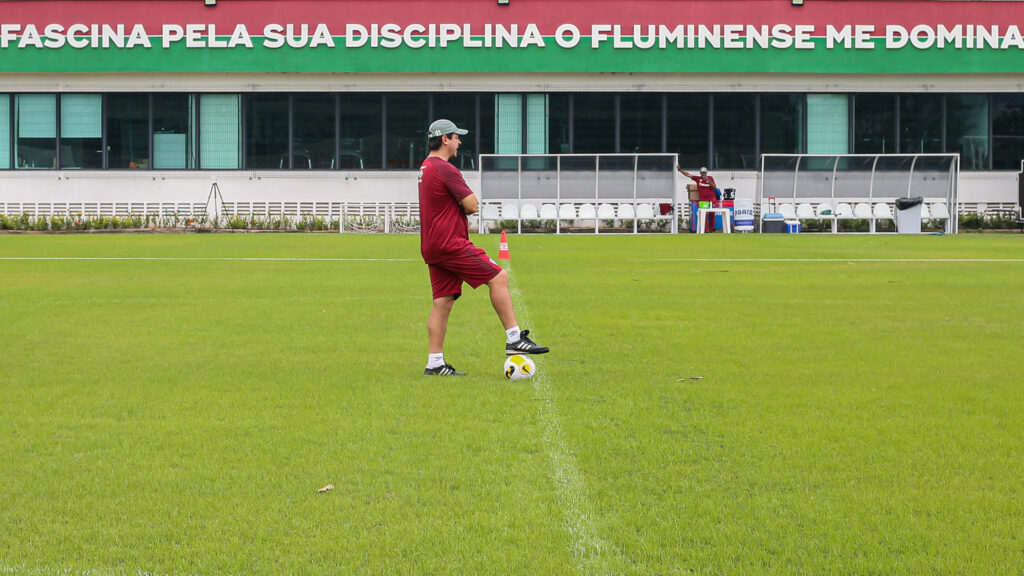 Fernando Diniz não vai estar à beiro do campo na partida entre Santos e Fluminense pelo Brasileirão