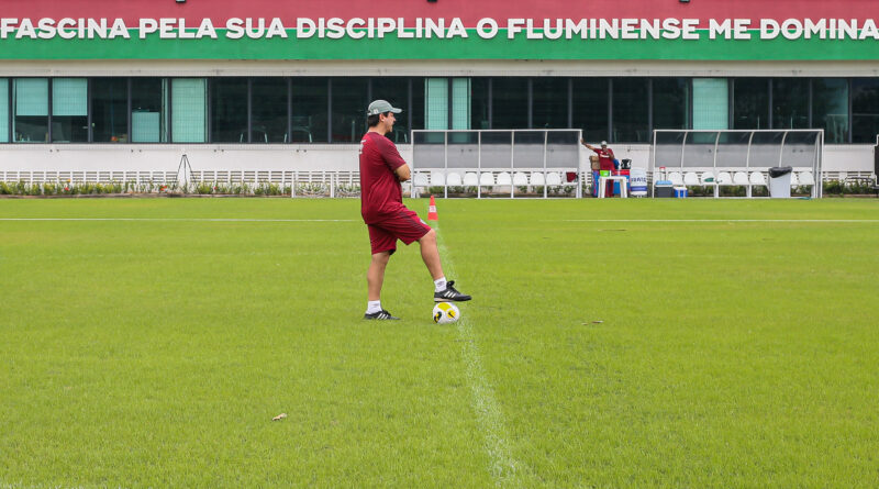 Fernando Diniz não vai estar à beiro do campo na partida entre Santos e Fluminense pelo Brasileirão
