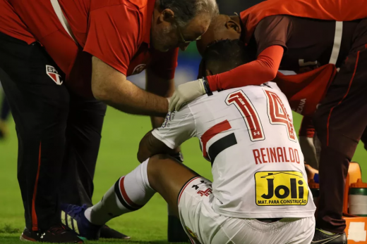 Reinaldo lesionado no último jogo do São Paulo - 