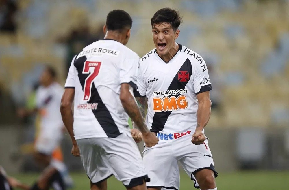 Marrony e Germán Cano com a camisa do Vasco