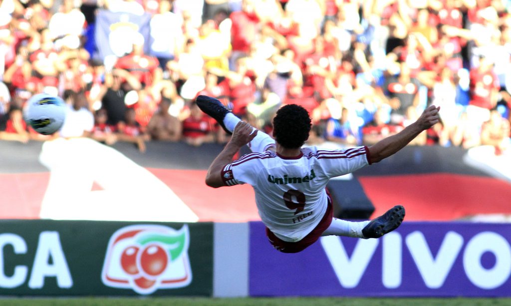 Um dos gols de voleio de Fred pelo Fluminense